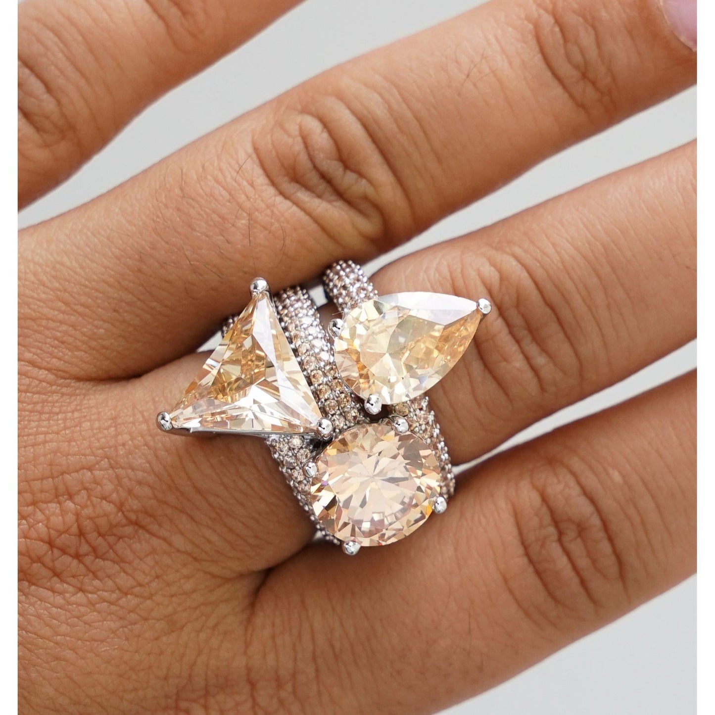 Mega triangle ring beige silver