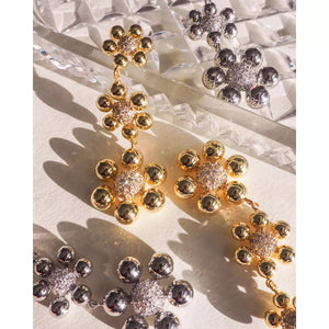 
                  
                    Ladda bild in galleri, LUV AJ Daisy Statement Earrings gold
                  
                