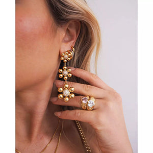 
                  
                    Ladda bild in galleri, LUV AJ Daisy Statement Earrings gold
                  
                