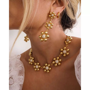 
                  
                    Ladda bild in galleri, LUV AJ Daisy Statement Earrings gold
                  
                