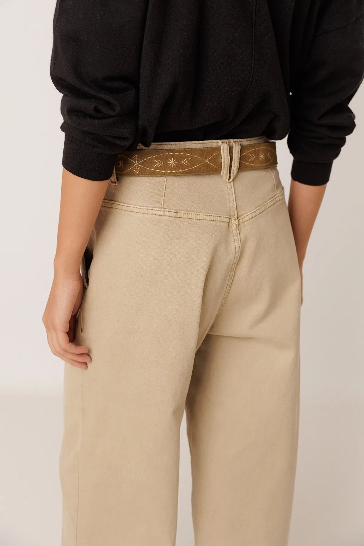 IA663 - EMBROIDERED LEATHER BELT