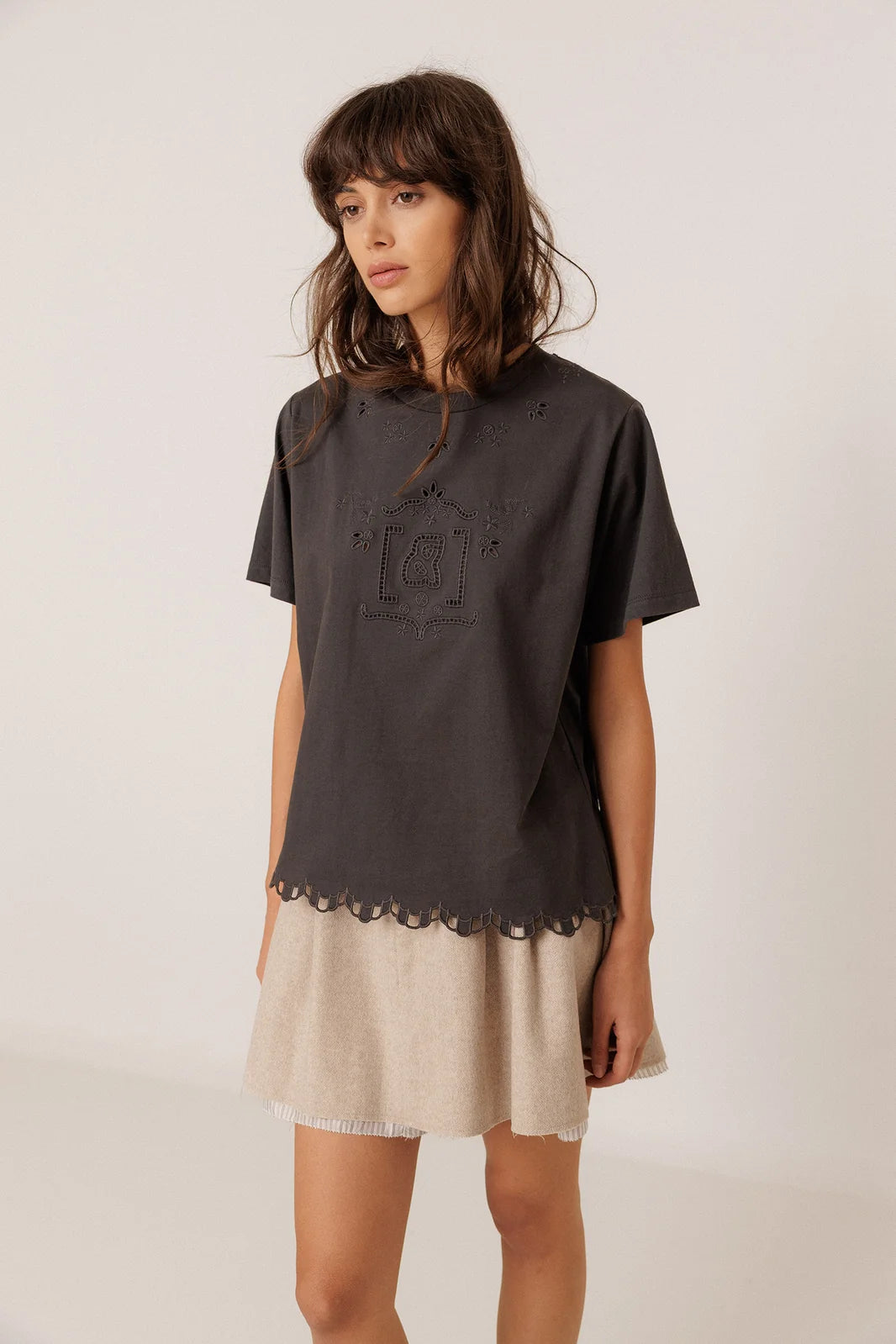 T-shirt monogram cutout carbón