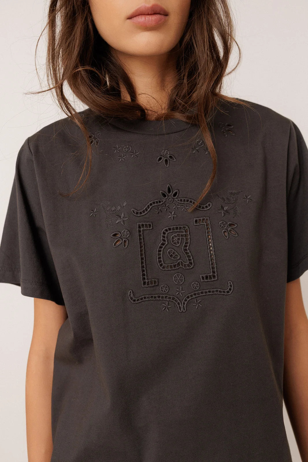 T-shirt monogram cutout carbón