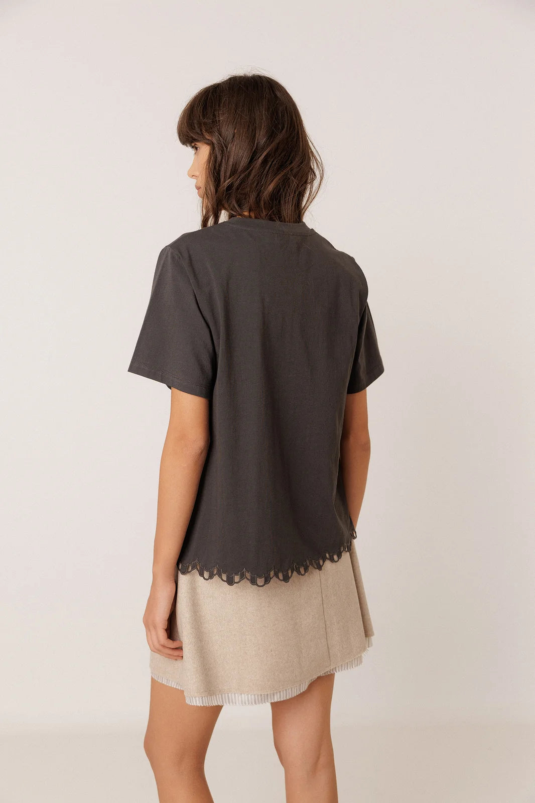 T-shirt monogram cutout carbón