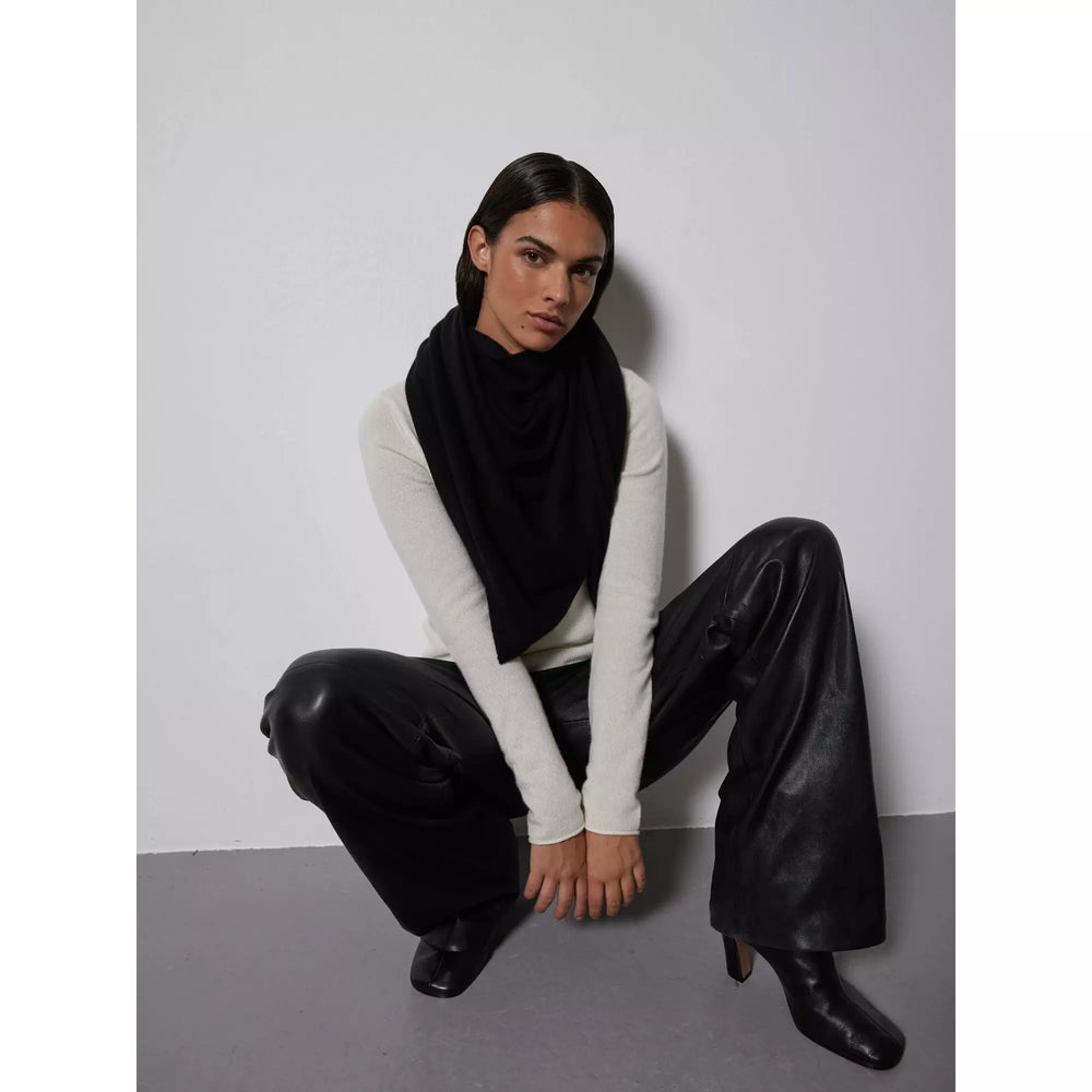 
                  
                    Ladda bild in galleri, Notshy Eleonore Scarf Svart
                  
                