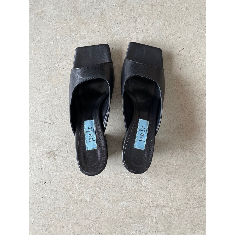 
                  
                    Ladda bild in galleri, Apair - Square mule black
                  
                