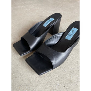 
                  
                    Ladda bild in galleri, Apair - Square mule black
                  
                